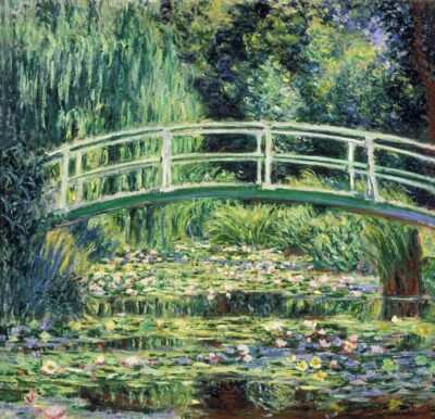 Puente en el jardín de Monet con nenúfares blancos