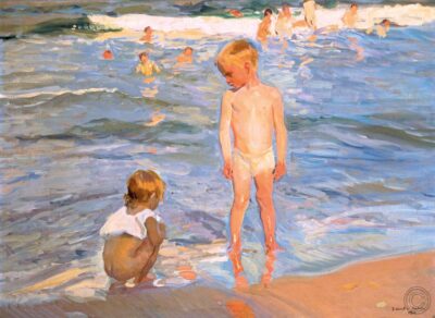 Niños bañandose en playa de Valencia
